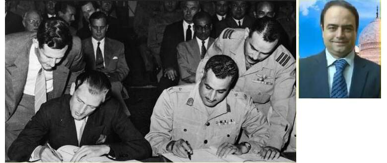 أحمد أبو بيبرس وإلى اليسار جمال عبد الناصر يوقع اتفاقية الجلاء