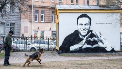   لوحة جدارية لنافالني في سانت بطرسبرغ، مكتوب عليها "بطل العصر الجديد"، في أبريل 2021 وتم رسمها بسرعة