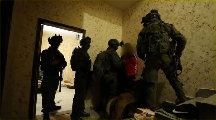 جنود الاحتلال الإسرائيلي يسرقون ممتلكات الفلسطينيين