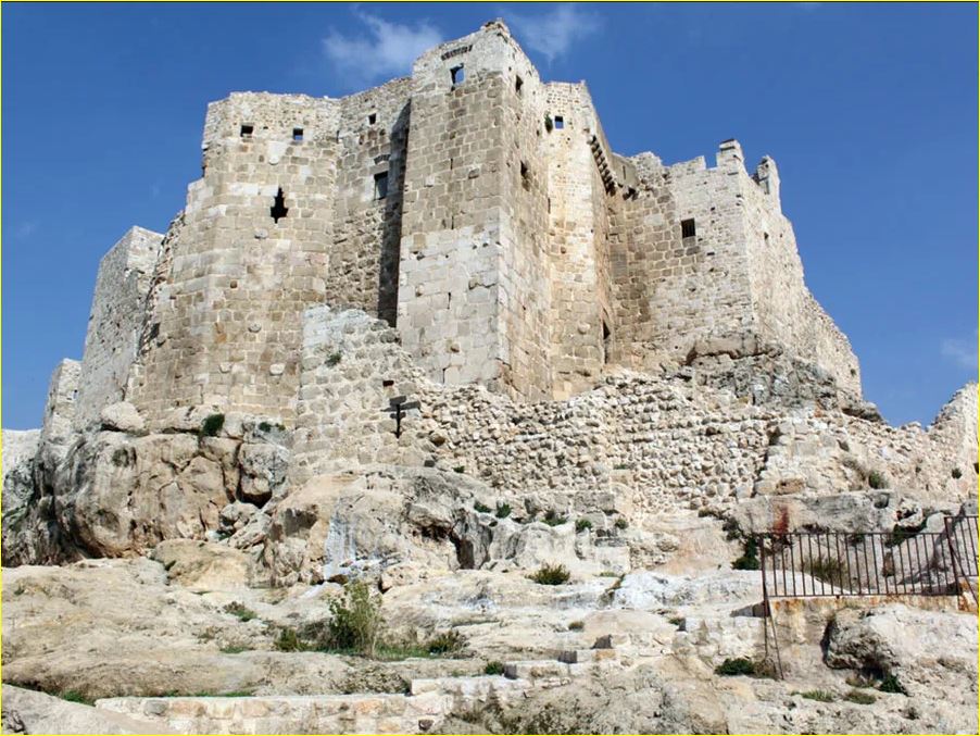 بقايا قلعة مصياف القديمة في سوريا أحدى قلاع الحشاشين  