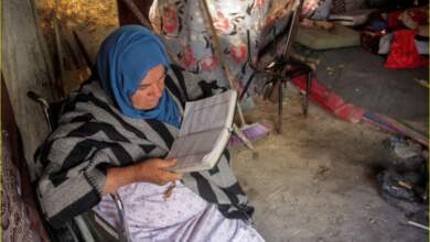 إمرأة من غزة تقرأ القرآن فى نهار رمضان تحت القصف والدمار