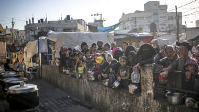 سكان غزة يكافحون من أجل الحصول على المساعدات الإنسانية في شمال القطاع