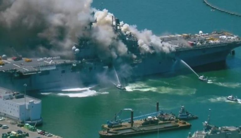 حريق بسفينة تابعة للبحرية الأمريكية