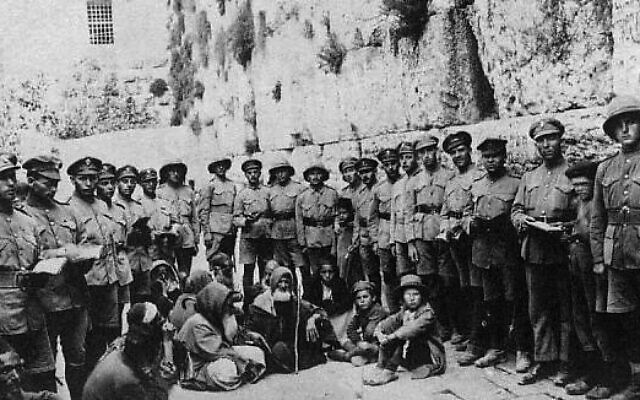 ميليشيات اليهود المسلحة عام 1917 أمام حائط البراق كما ورد فى تقرير "تايمز أوف إسرائيل"