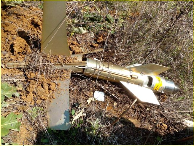 في الصورة: بقايا صاروخ 358 أطلقه حزب الله وسقط في الأراضي اللبنانية.