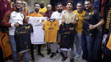 مشجعو فريق نهضة بركان المغربي يحملون قميص الفريق بكل ألوانه
