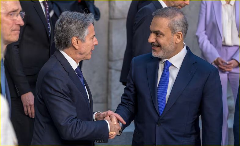  وزير الخارجية الأمريكي أنتوني بلينكن مع وزير الخارجية التركي هاكان فيدان في بروكسل