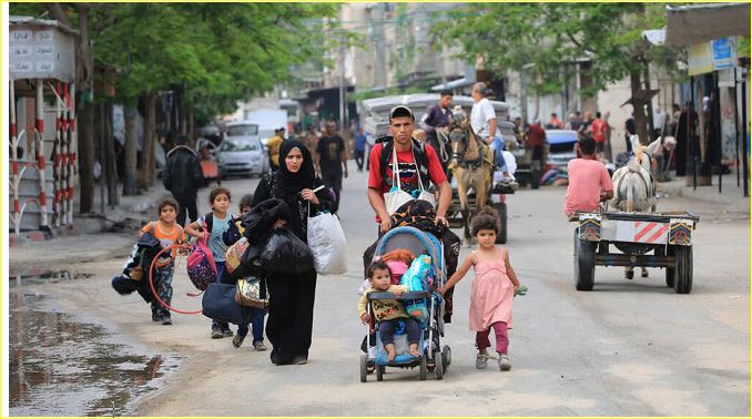 خروج الفلسطينيين من وسط مدينة رفح