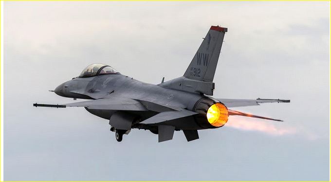 طائرة مقاتلة من طراز F-16