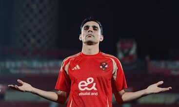 أشرف بن شرقي لاعب الاهلي