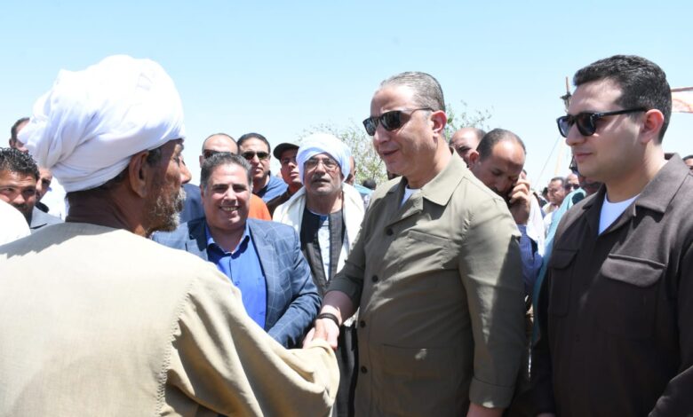 د. أحمد الأنصاري محافظ الفيوم يصافح أحد الفلاحين خلال افتتاحه موسم حصاد القمح