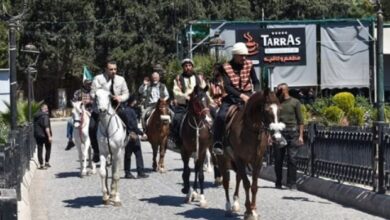 مسلمون إسبان في طريقهم للحج على متن خيول