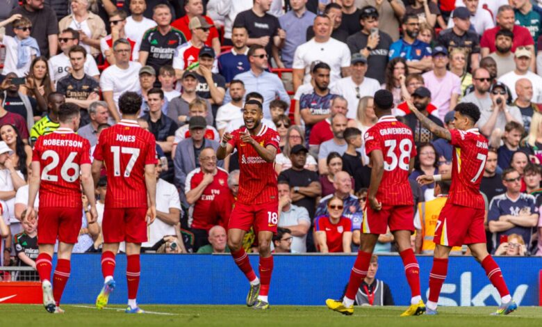 كودي جاكبو وزملائه فى ليفربول