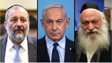 بنيامين نتنياهو، في الوسط، مع زعيمي الحزب الحريدي إسحاق جولدنوبف وأرييه درعي