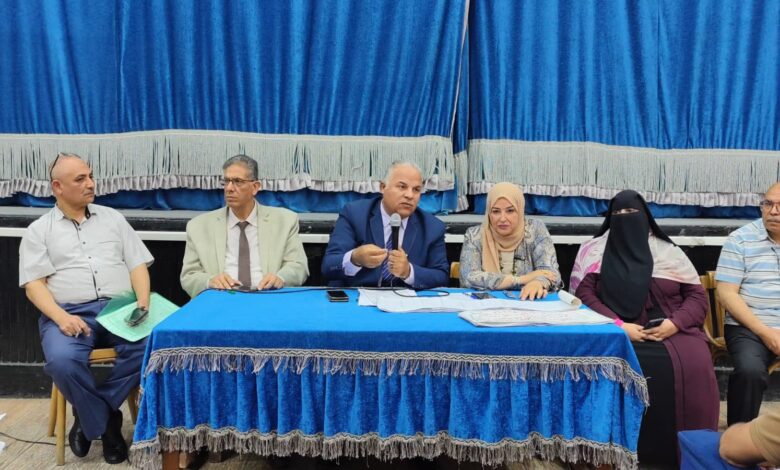 د. خالد خلف قبيصي وكيل وزارة التربية والتعليم بالفيوم فى إجتماع طارئ مع رؤساء كنترول لجان امتحانات النقل