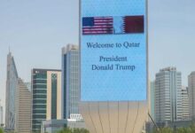 لوحات إعلانية كُتب عليها "مرحبًا بك في قطر، الرئيس دونالد ترامب
