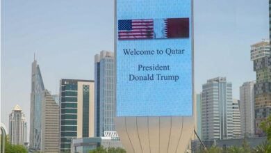 لوحات إعلانية كُتب عليها "مرحبًا بك في قطر، الرئيس دونالد ترامب