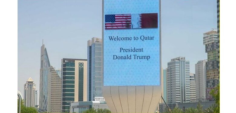 لوحات إعلانية كُتب عليها "مرحبًا بك في قطر، الرئيس دونالد ترامب