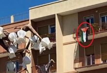 علم فلسطين فى شرفة أحد المنازل