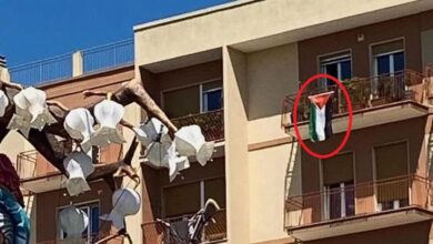 علم فلسطين فى شرفة أحد المنازل