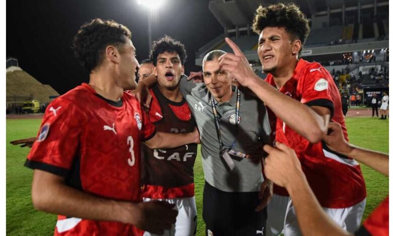 منتخب شباب مصر تحت 20 سنة ومدربهم أسامة نبيه