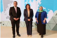 من اليمين رئيس تحرير الحلقة نهى سعيد، والسفيرة ندى العجيزي والإعلامي عاصم أبو الغار