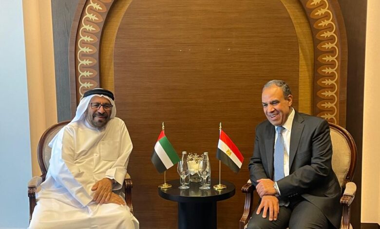 وزير الخارجية مع وزير الدولة الإماراتي