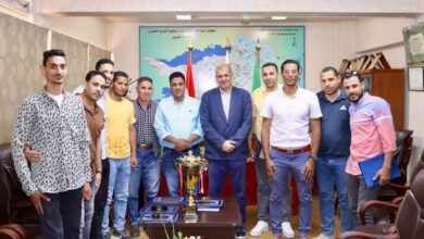 المهندس محمد عبد الجليل النجار والفريق الفائز بالبطولة