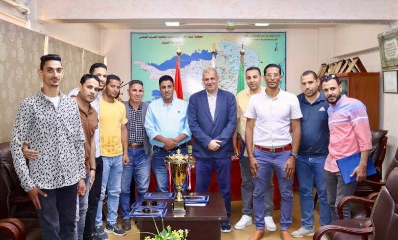 المهندس محمد عبد الجليل النجار والفريق الفائز بالبطولة