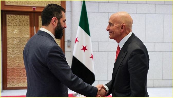 الرئيس السوري المؤقت أحمد الشرع والمبعوث الأمريكي باراك.