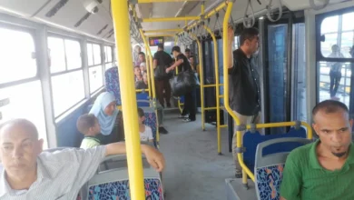 الركاب داخل الاتوبيس الترددي