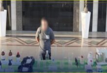 المتهم وكميات مخدر (الميفدرون) المضبوطة