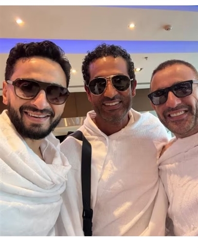  النجوم أحمد السقا وعمرو سعد وحمادة هلال فى ملابس الإحرام
