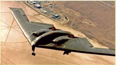 قاذفة من طراز B-2 الأمريكية