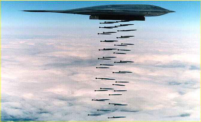 قاذفة من طراز B-2 تسقط قنابل أثناء التدريب