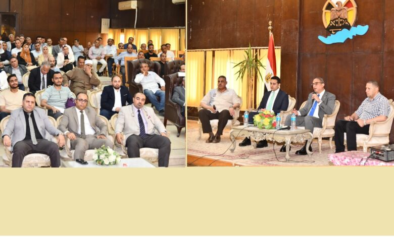 محافظ الفيوم خلال اجتماعه مع القيادات المحلية الجديدة