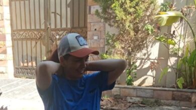 زوجة حسام حسن أمام الفيلا محل النزاع بالإسكندرية